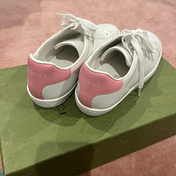 Gucci white and pink sneaker size 38.5 never been worn comes in original box - Picture 3 of 4